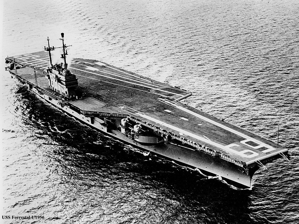 1955年の建造者試運転中のUSSフォレスタル（CVA-59）、そして当時