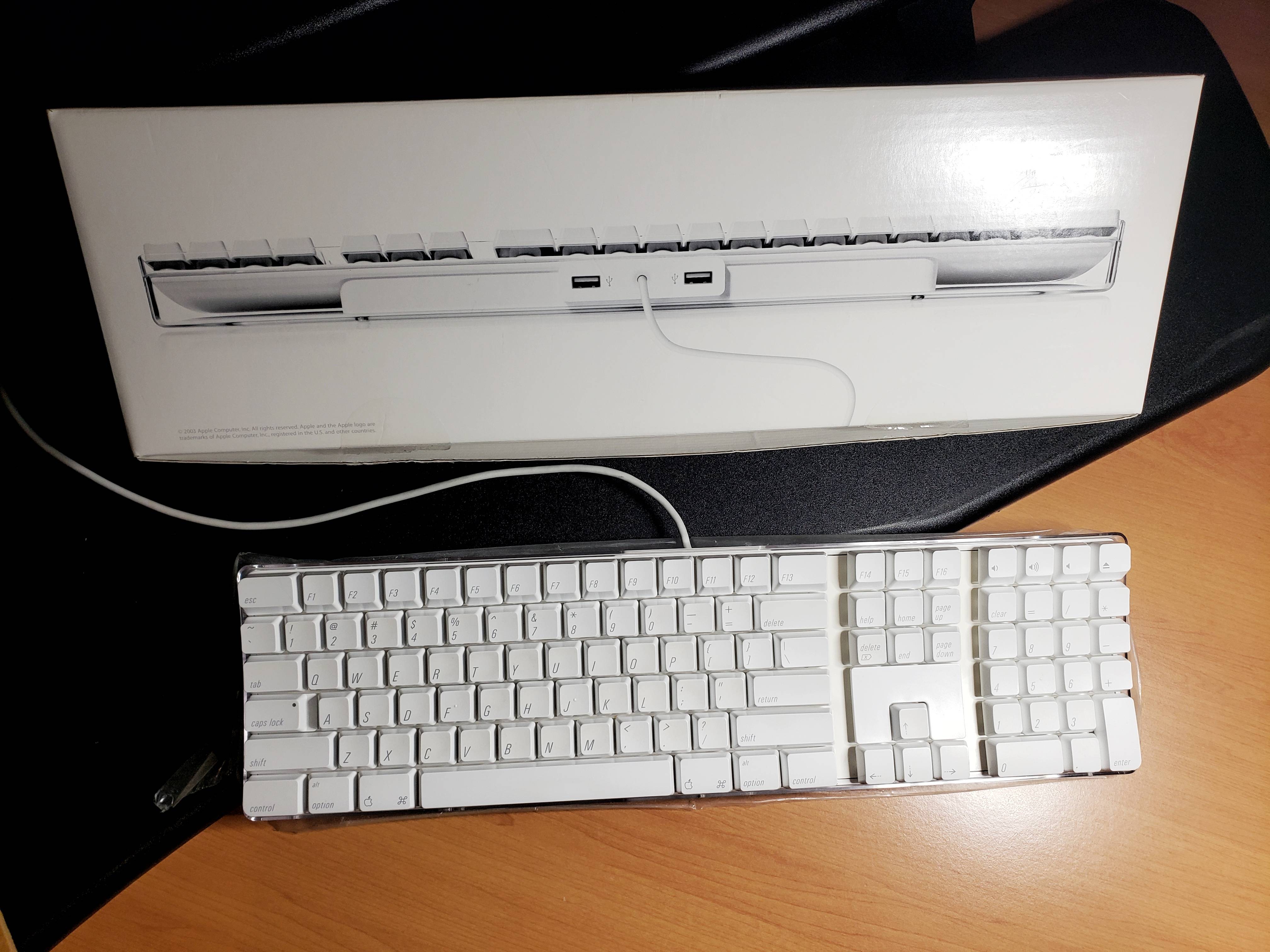 2003年製のAppleキーボード、13ドルでゲット！パンくずまみれに