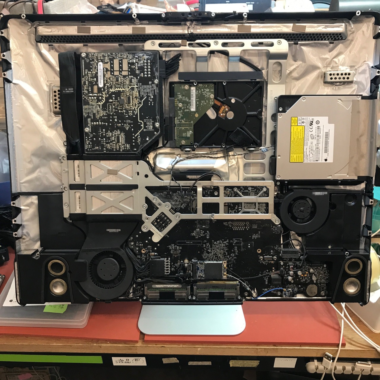 iMac (24インチ, Early 2009) 起動しない 損傷箇所が散見 同モデル正常