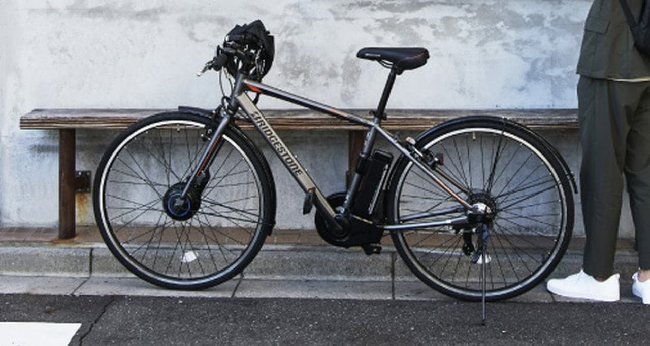 走りながら充電できる電動クロスバイク、ブリヂストン「TB1e」登場