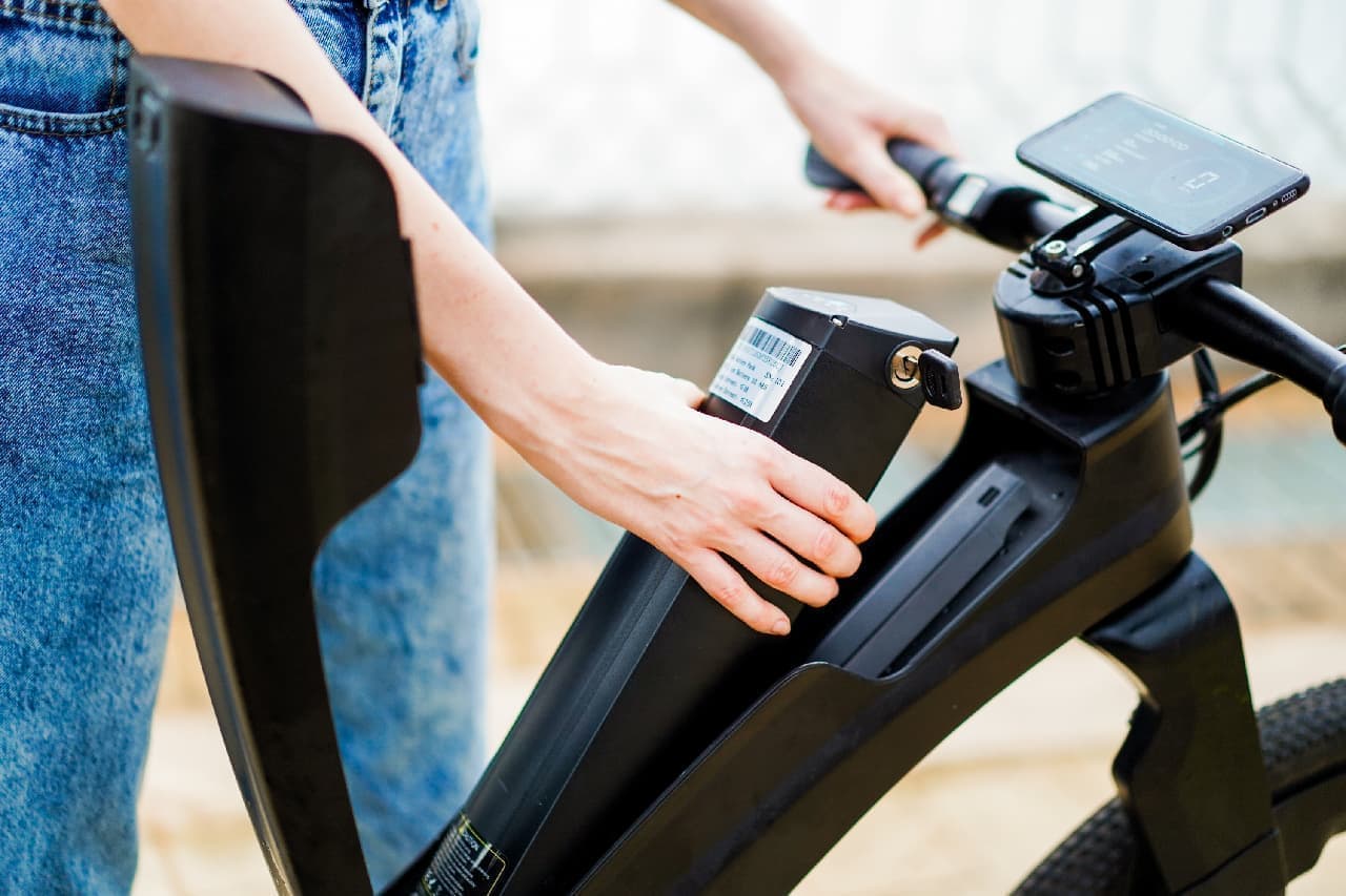 ホイール内には荷物を載せる ― スポークもハブも無いE-bike「Reevo