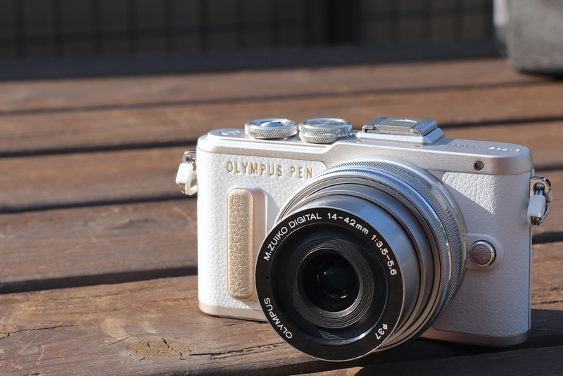 最強の“自撮り”ミラーレス!? カッコ良く進化したオリンパス 「PEN E