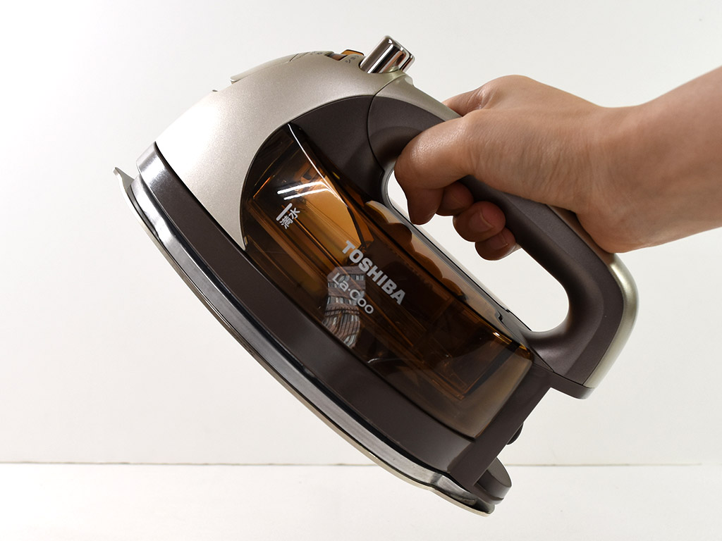 大容量タンクで使いやすい！東芝のコードレスアイロンTA-FDX950【試用