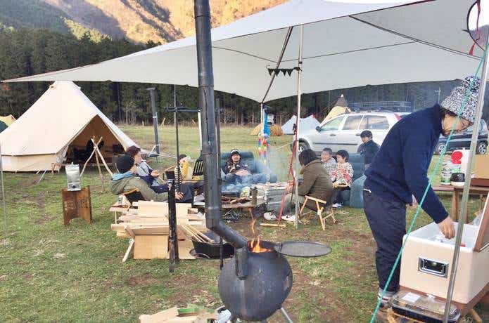 頭を下げない快適さよ！テンマク「青空タープ」のキャンパー活用術が