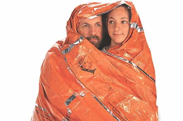 超万能エマージェンシーシート】7通りの使い方がある「オールウェザー