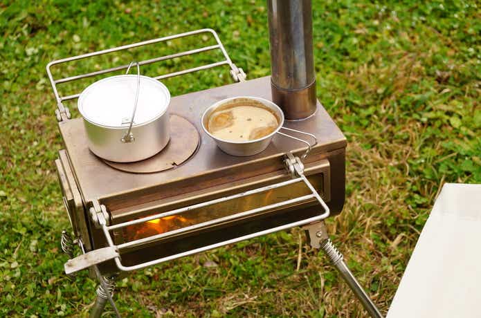 グッドデザインを受賞したテンマクのウッドストーブは、さすがの一言に