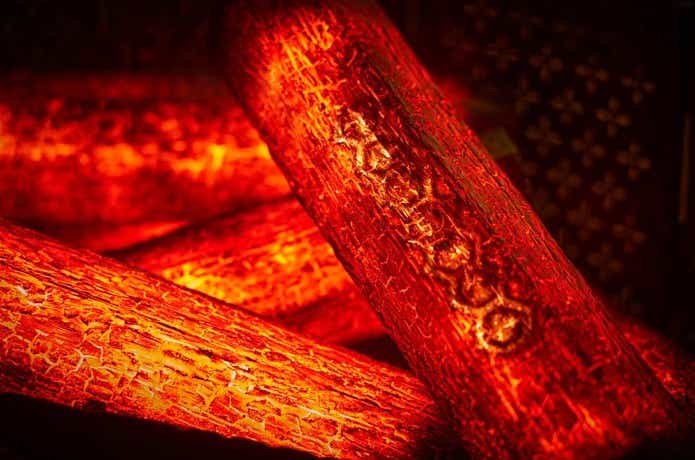 え？触っても熱くない！？】TheArth（ざぁ～ッス）が手がける薪型LED