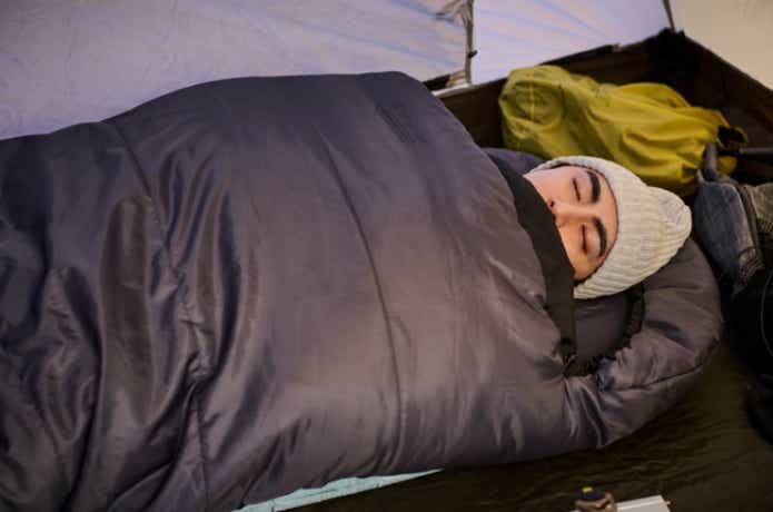 朝まで熟睡」「しかも1万円台」-12℃にも対応する“英国スナグパック寝袋