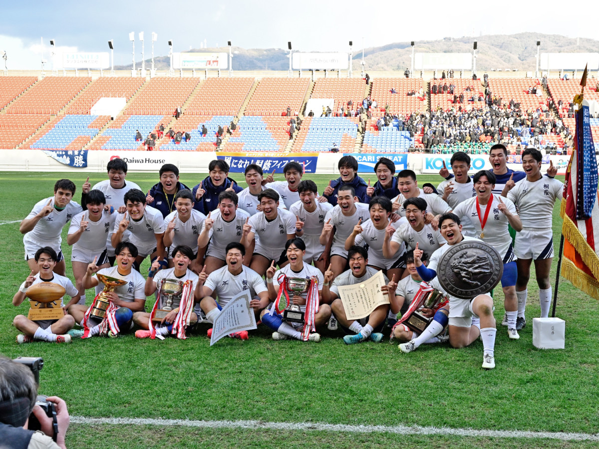2連覇を果たした桐蔭学園の選手たち - 東大阪経済新聞