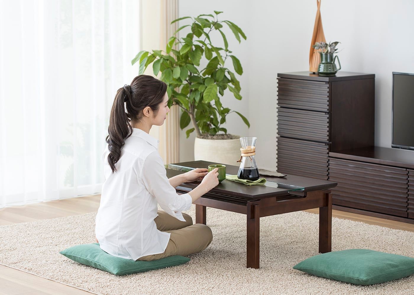 クミ・ガラス・ローテーブル (組子)～日本の伝統建築工法から着想を得