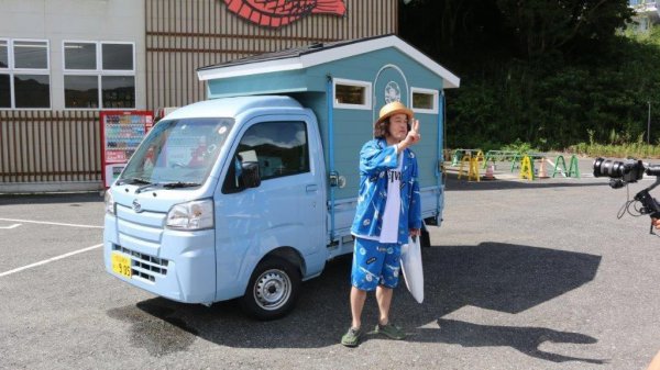 あの軽トラサウナCARが再び登場! グラビアアイドルふたりの収録現場に