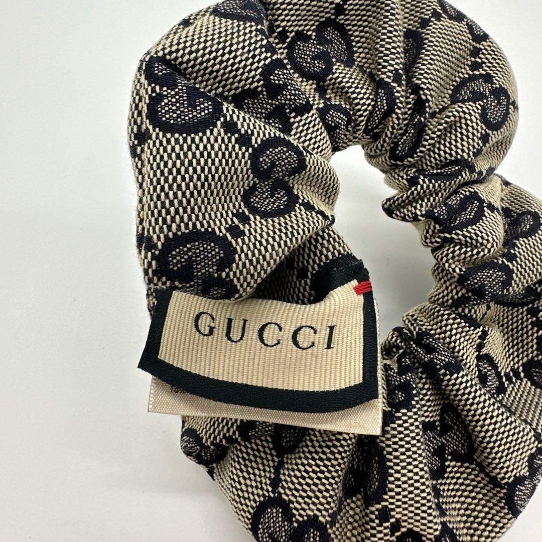 GUCCI - GUCCI GGパターン ゴールドロゴ シュシュ ネイビー/グレーの