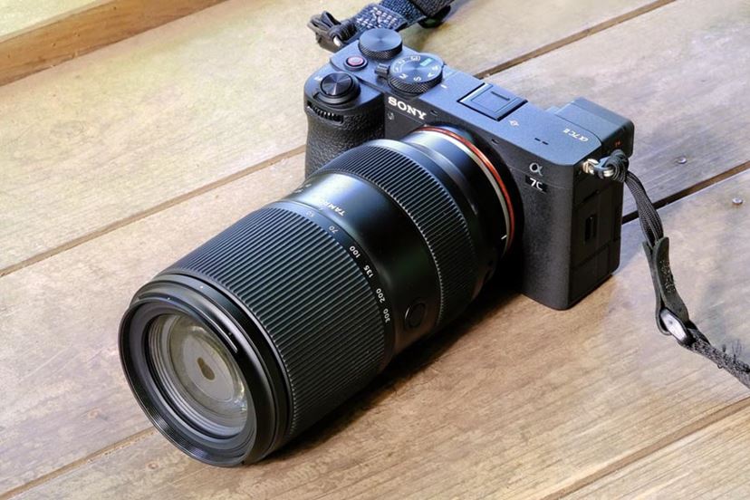 50mmスタートの最軽量・望遠ズームがタムロンから登場！ いち早く