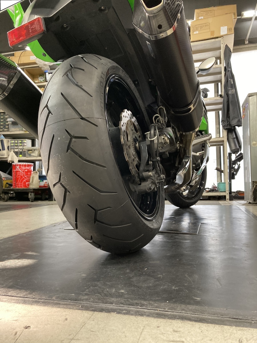 カワサキ ZX-14R ピレリ ディアブロロッソⅡ 前後タイヤ交換: バイク