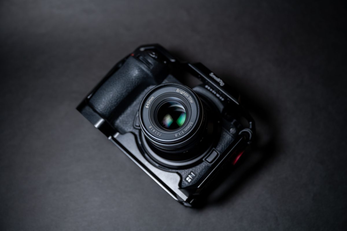 コスパで選ぶ、はじめての単焦点MFレンズ「Brightin Star 55mm F1.8