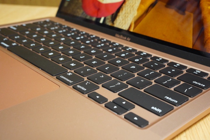 昔も振り返りながら「MacBook Air（M1,2020）」レビュー §2 開封・外観