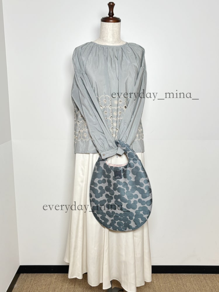 ミナ ペルホネン「anemone」のブラウス。時を越えて愛でたい、刺繍の