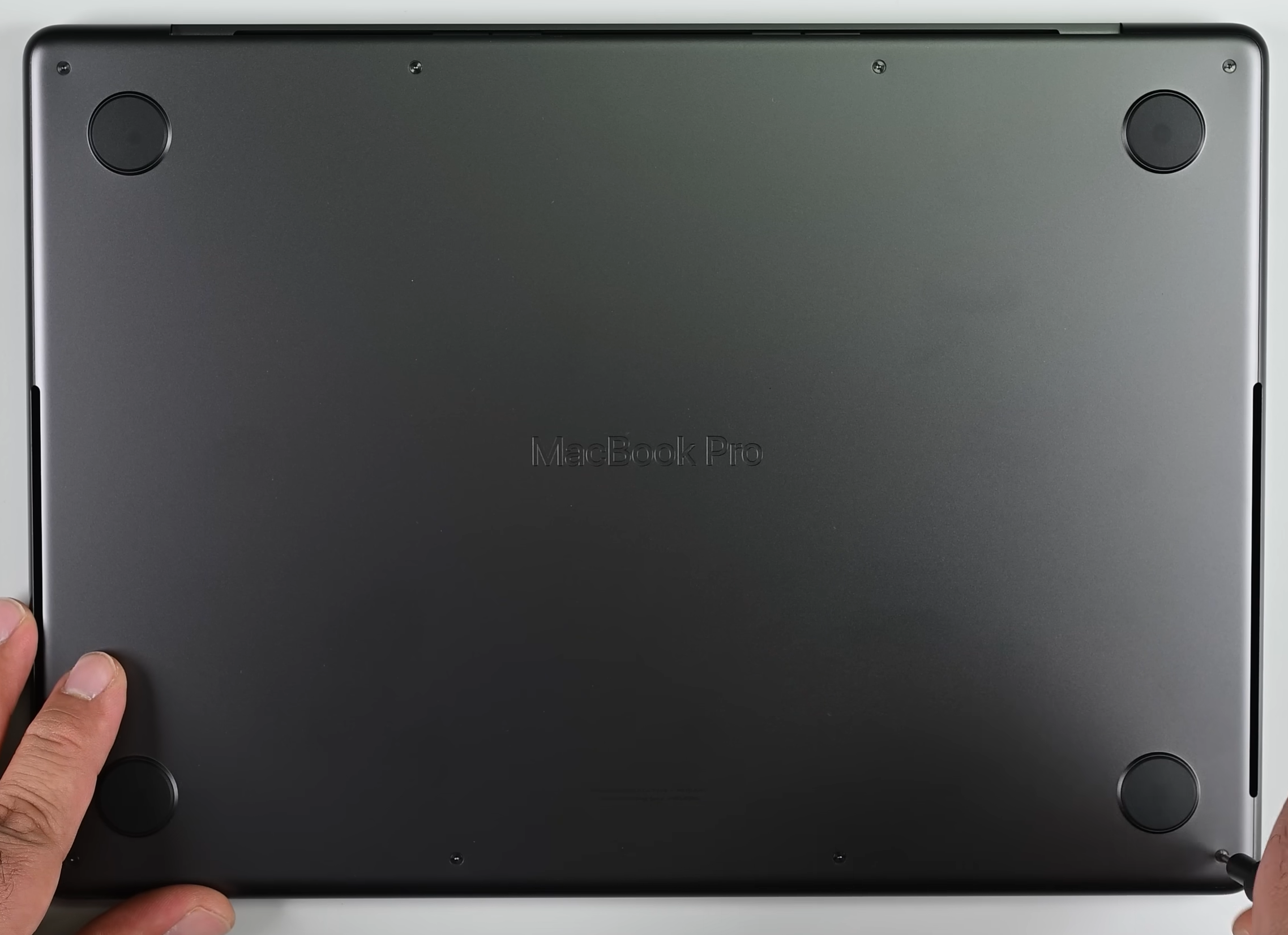 Apple MacBook Pro 16 (M4 Pro / M4 Max)の開け方 - 分解と