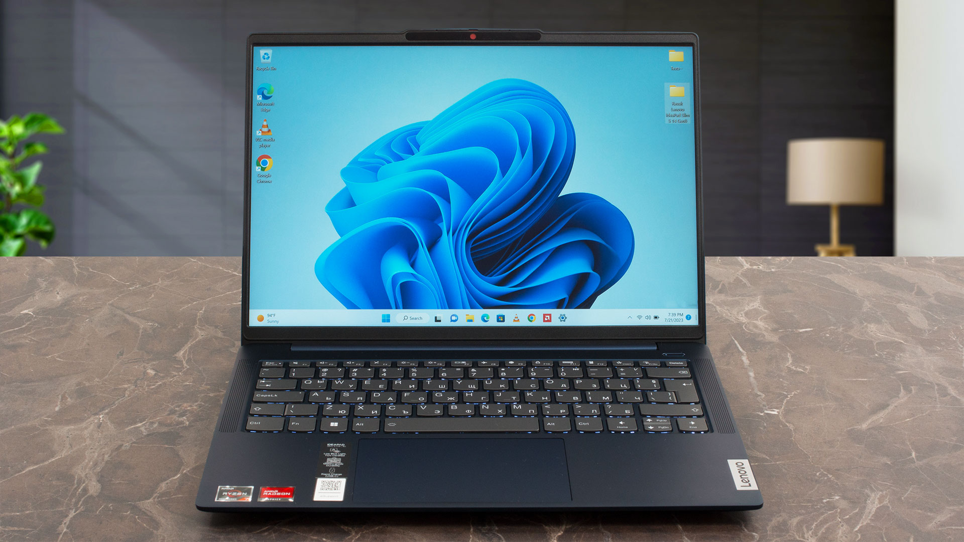 レノボ IdeaPad Slim 5 (14 AMD、Gen 8) レビュー - クール、静か