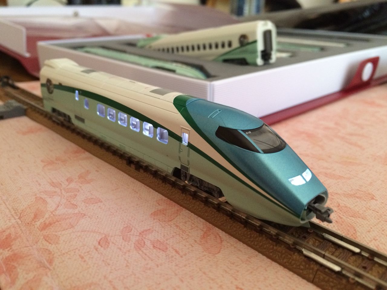 E3系700番台 「とれいゆつばさ」に室内灯を付けると・・・！ : MY