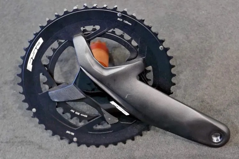 軽量カーボンクランク、パワーメーター付きクランク、振動低減機能