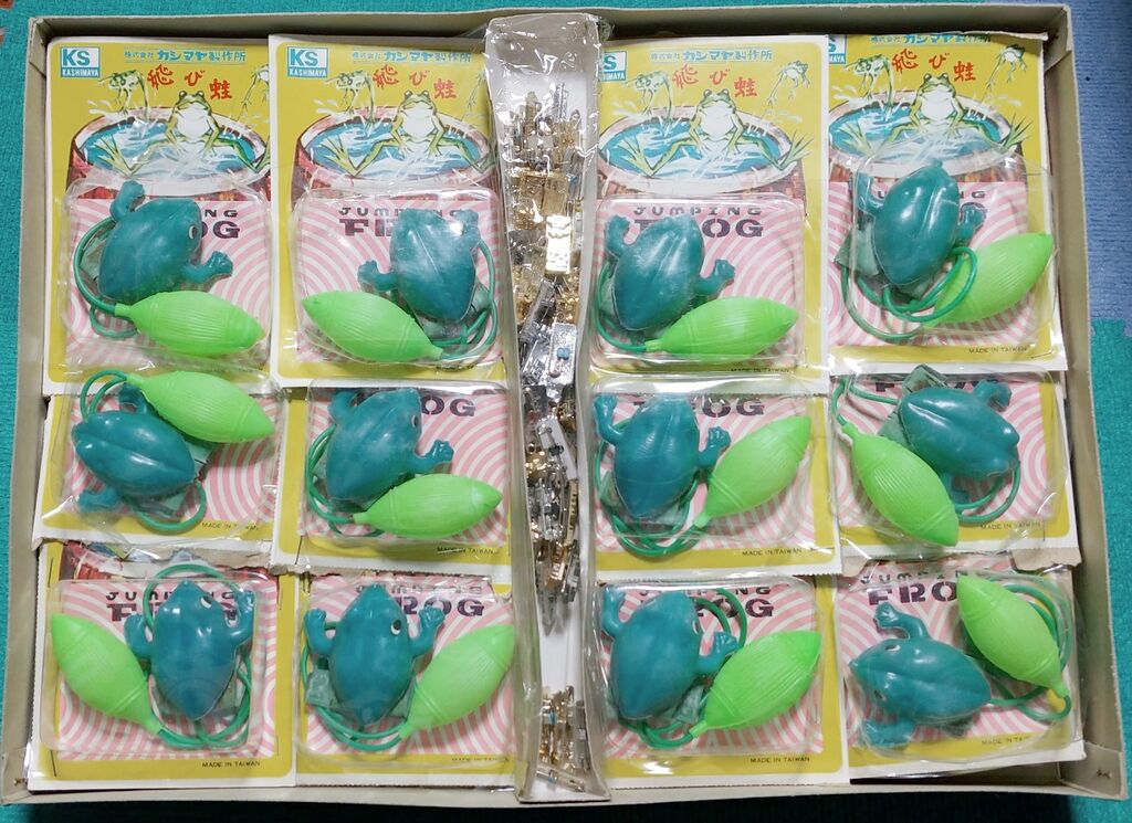 昭和レトロ 飛び蛙大当 駄菓子屋 くじ引き ピョンピョン蛙 野球バッジ