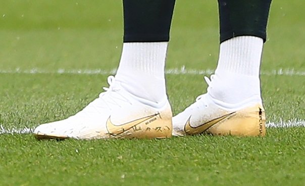 レロイ・サネが白金リミテッドのマーキュリアルヴェイパー12エリートを