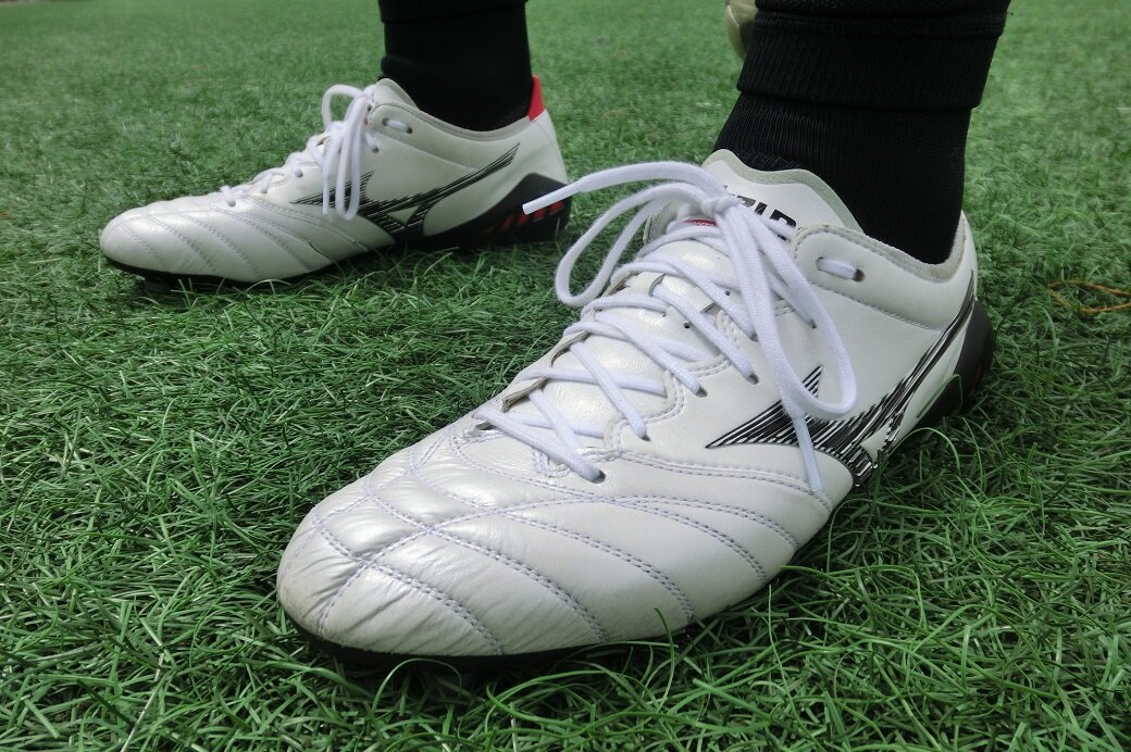 モレリアネオ3の別売りシューレース(靴紐)の黒、青、赤、黄色を使って