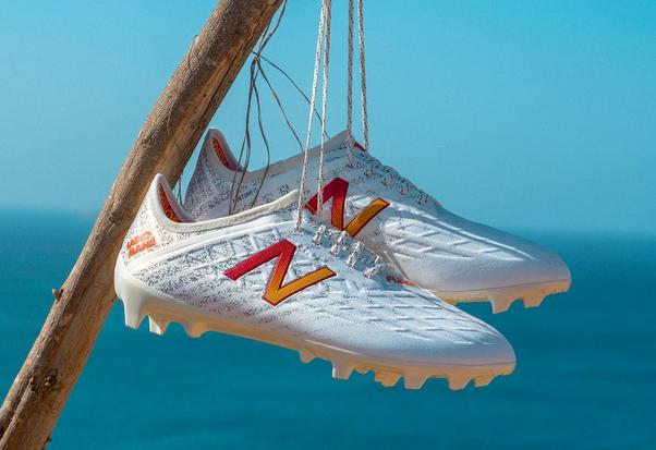 サディオ・マネ限定着用スパイク、ニューバランス「FURON V5 MAAGUM FG