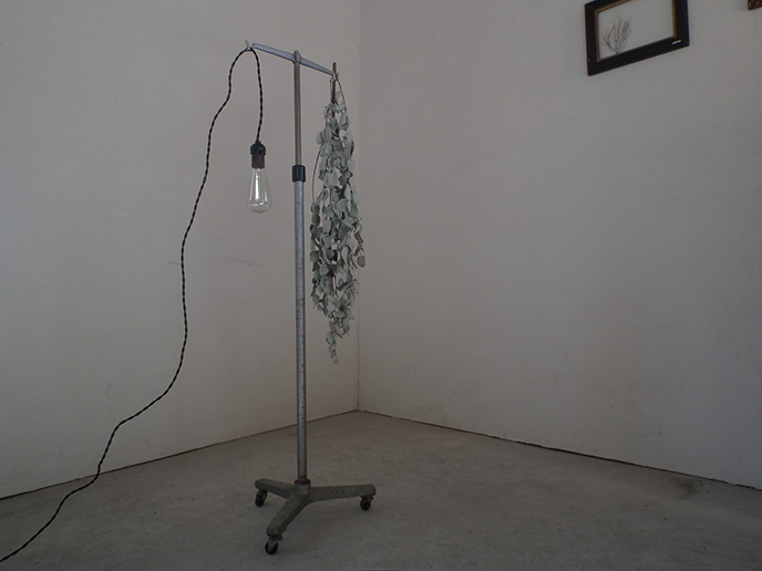 K02466 インダストリアル キャスター付きの古い点滴スタンド