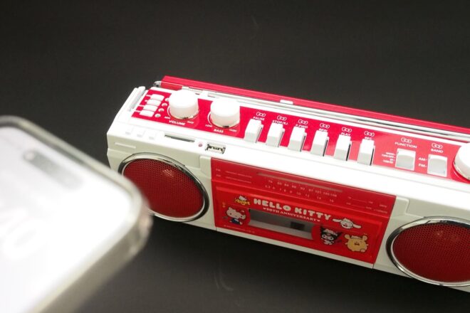 おもちゃ感が可愛いBluetooth搭載の本格派「ハローキティ」50周年