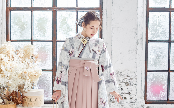 くすみカラーの卒業式 袴が人気 トレンドと魅力 | 大阪・枚方の貸衣装