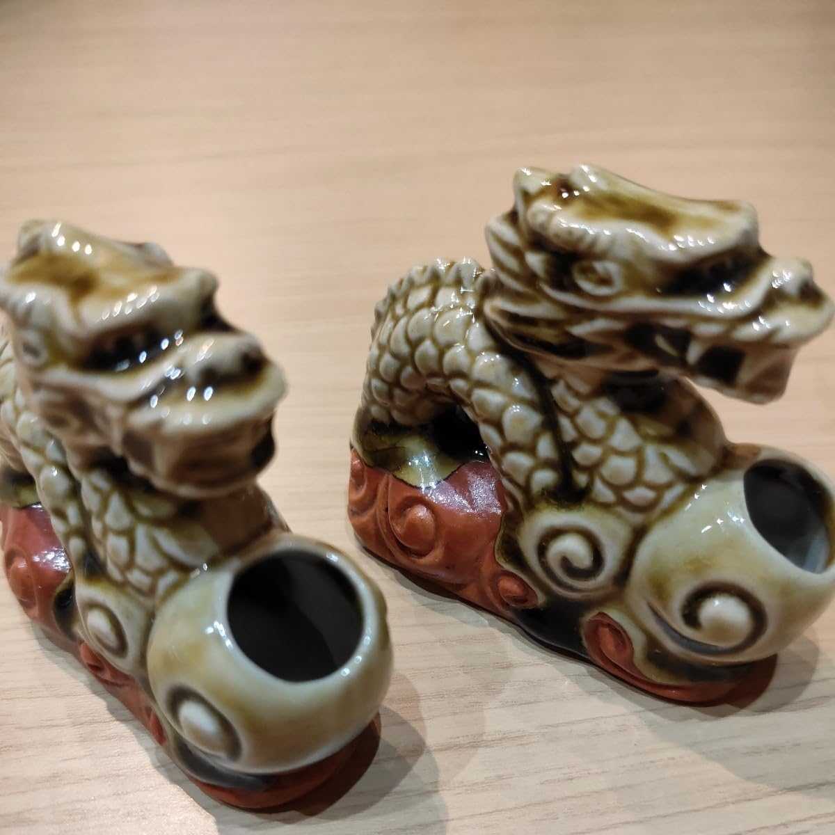 Amazon.co.jp: 龍の爪楊枝入れ竜の陶器置物高さ約6cm幅約7cm奥行約3cm