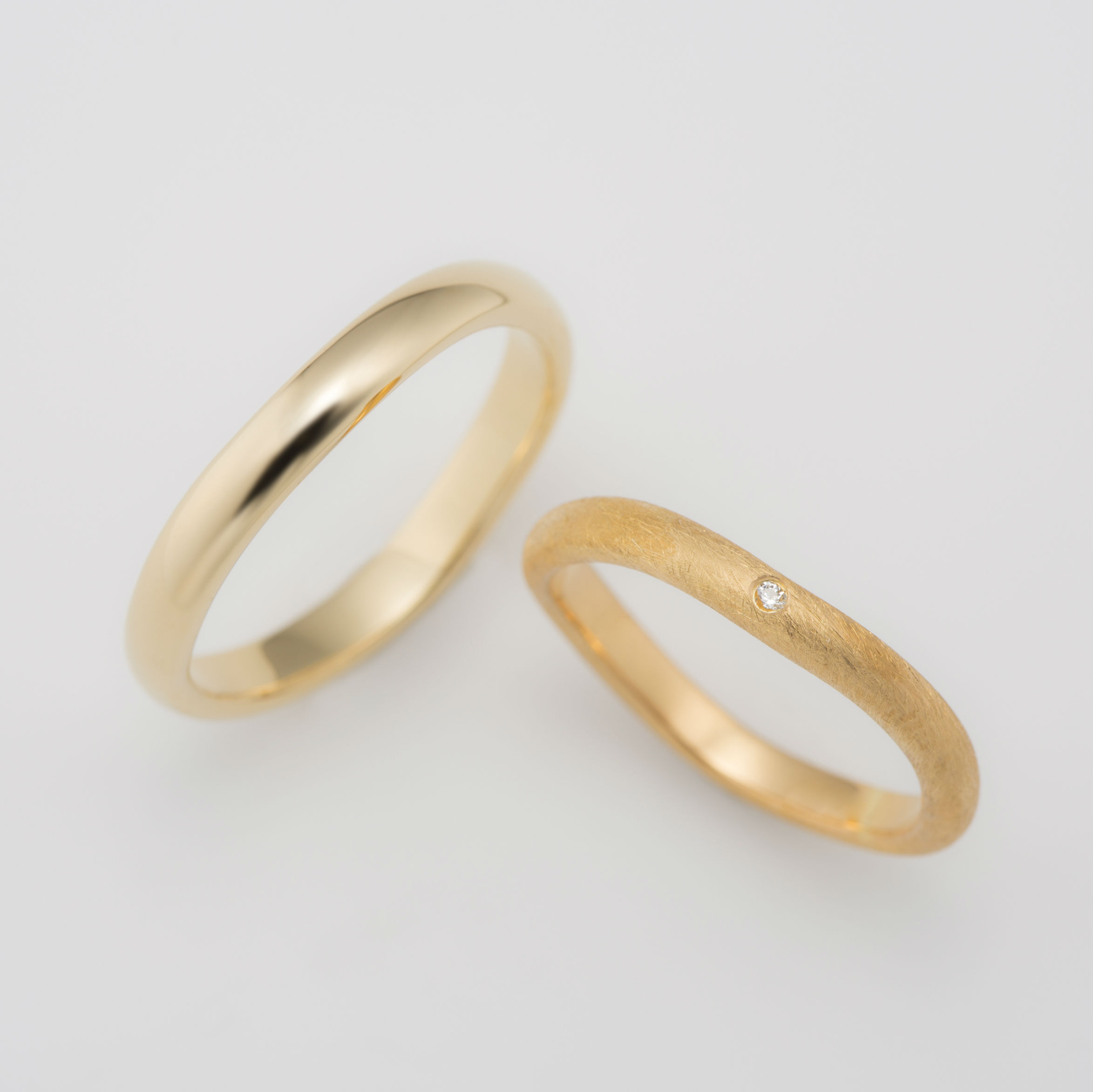 ダイヤモンドをあしらったマット（つや消し）の結婚指輪｜鶴(mikoto)