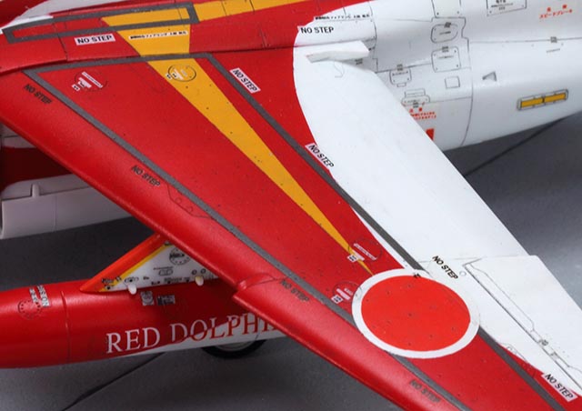 T-4 レッドドルフィン