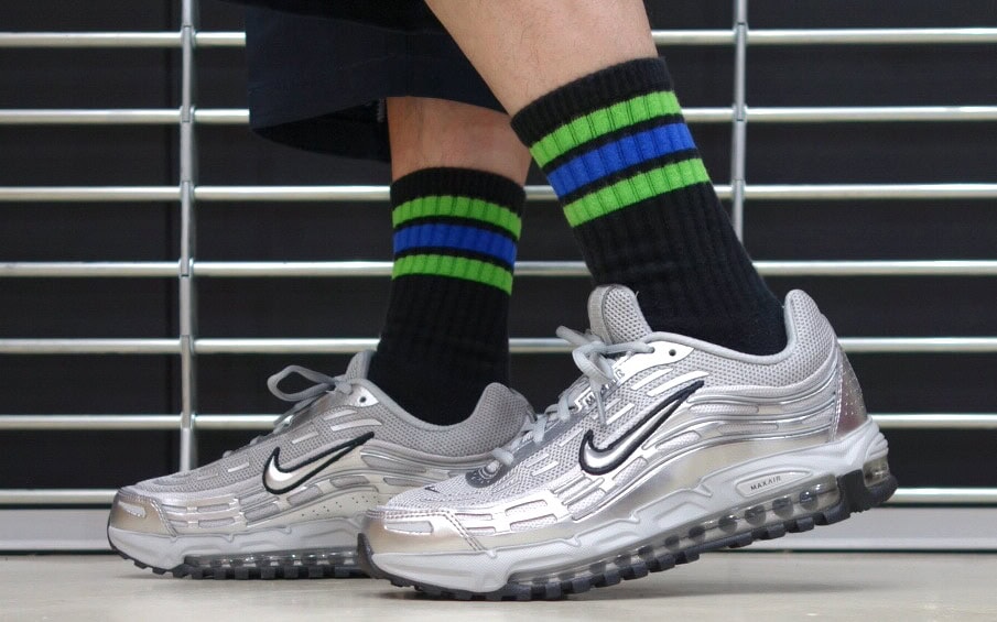 90年代ナイキの名作が復活！」アイコニックな波打つデザインを継承