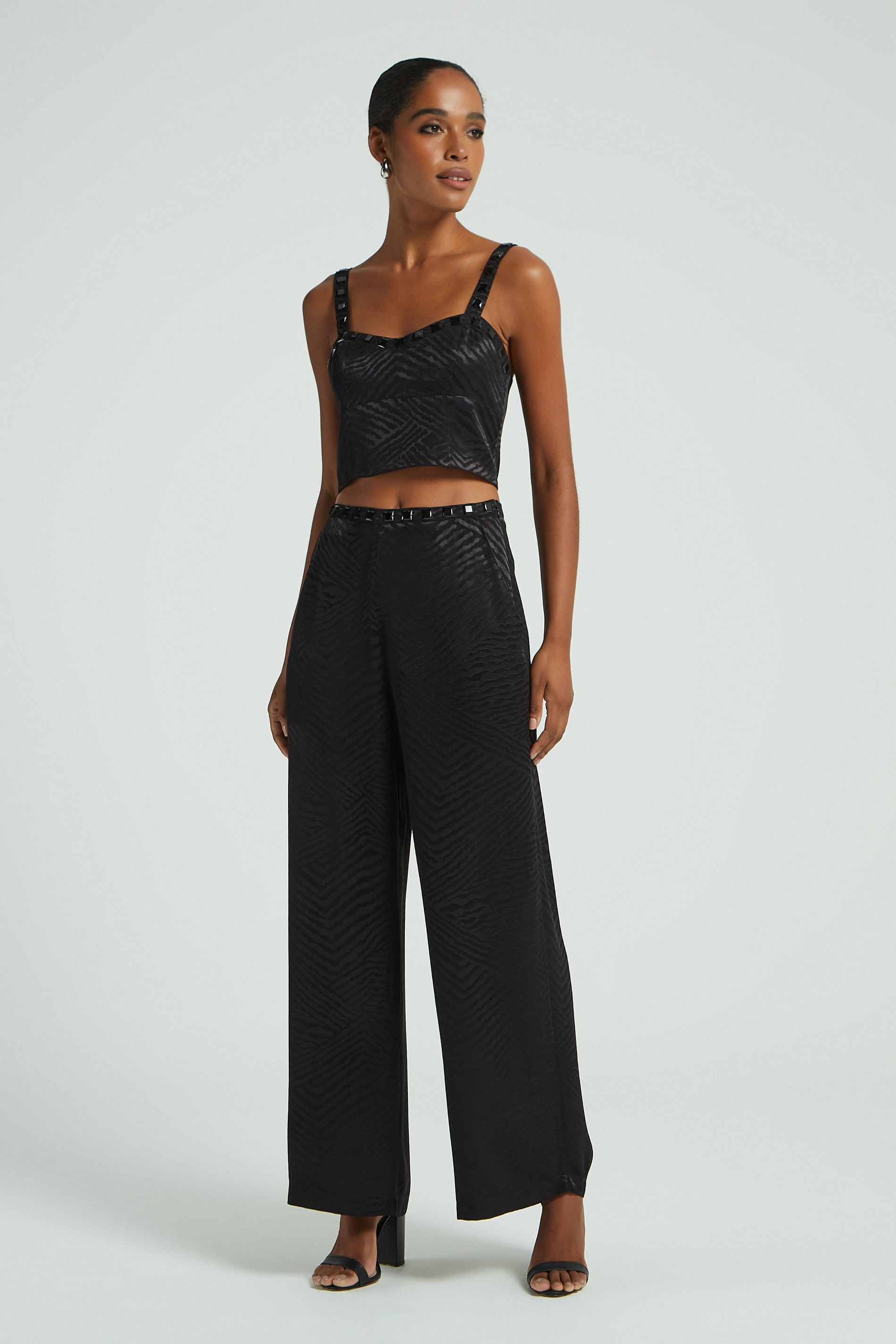 TOP LISO C/ BOJO BORDADO