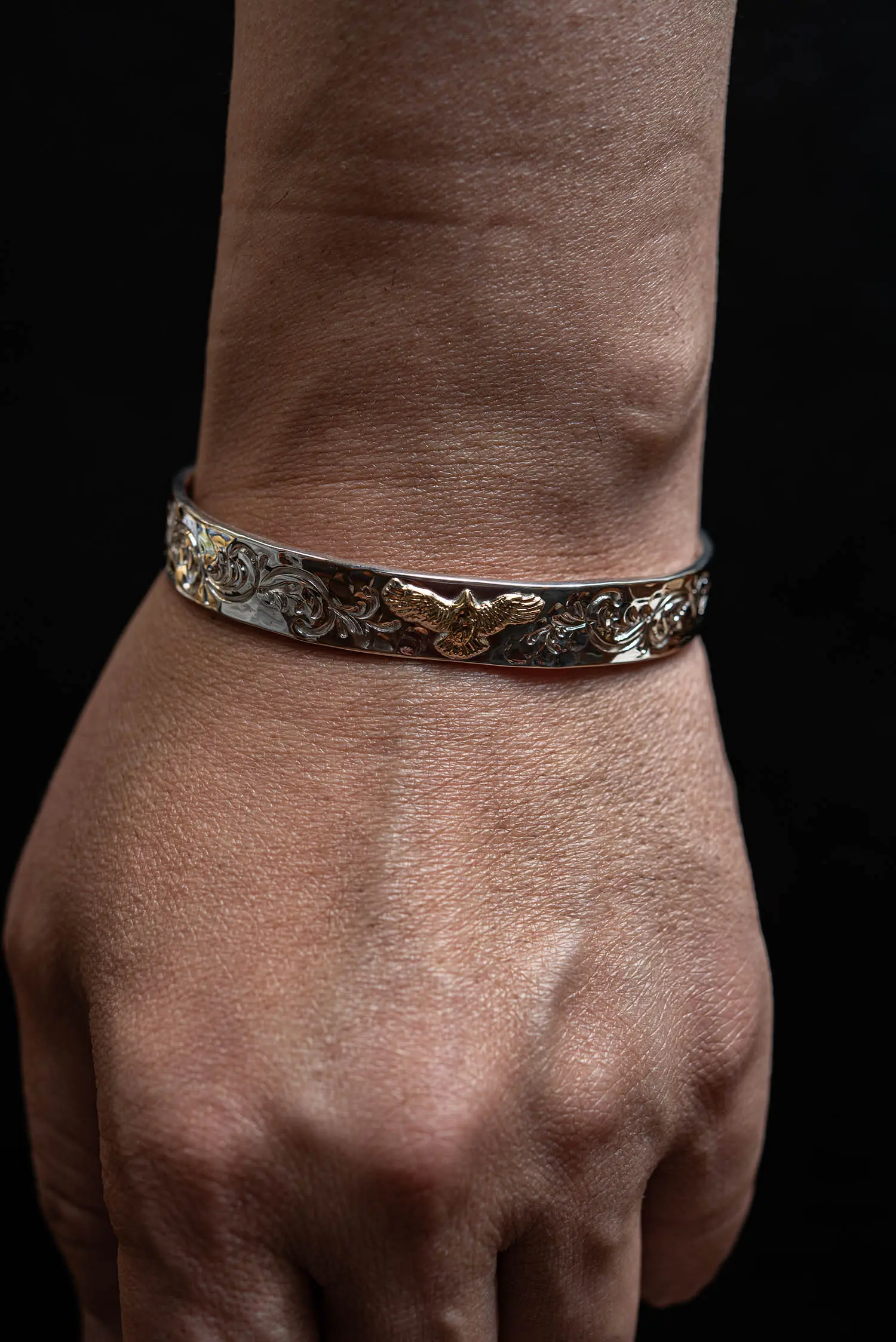 HIDEO MOTOIKE BG-03 K18イーグルメタル付唐草槌目平打ちバングル