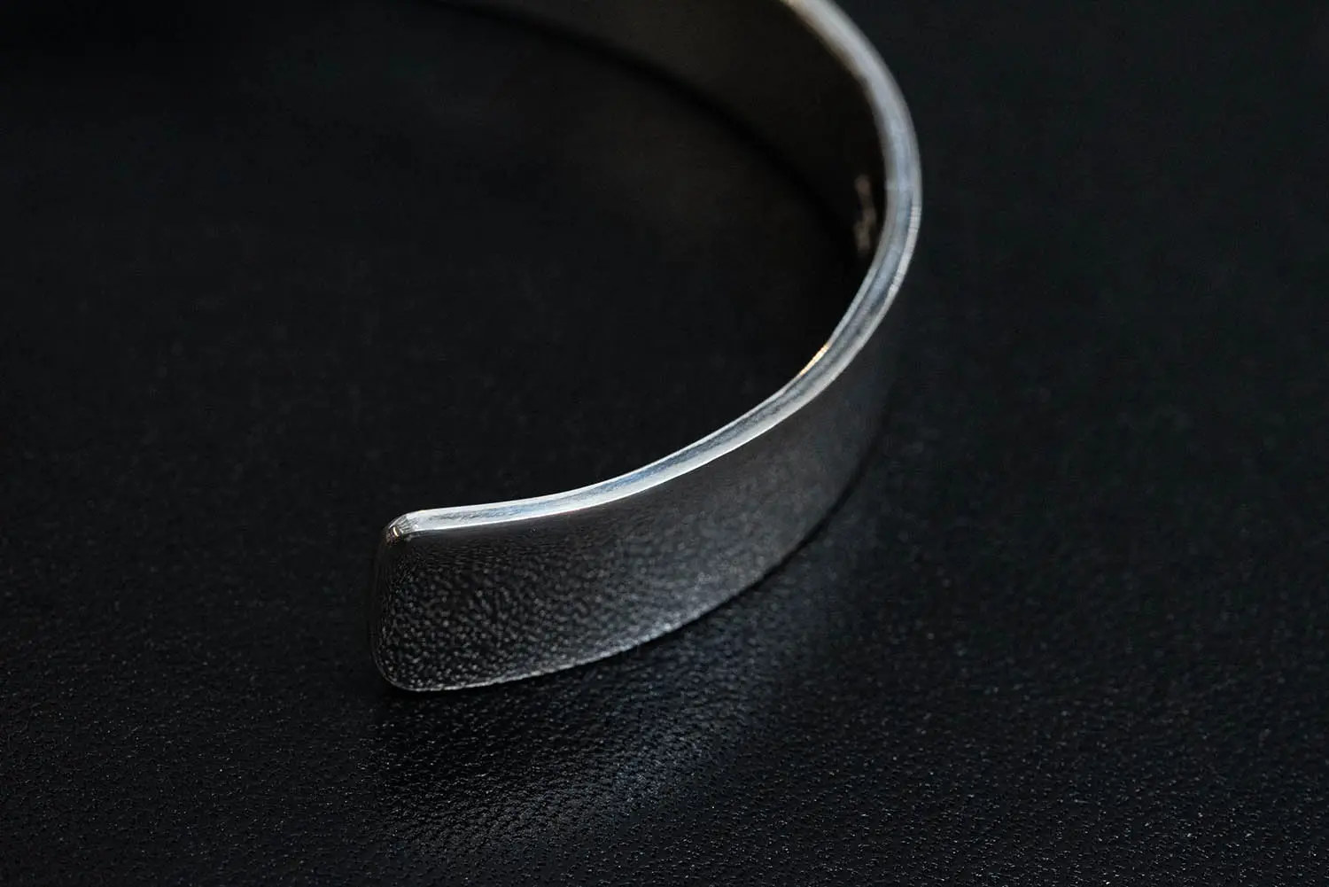 HIDEO MOTOIKE BG-04 K24イーグルスタンプ付平打ちバングル