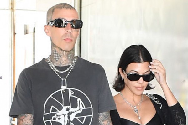 この女、正気か？」コートニー・カーダシアンの刺激的なキス写真を巡り