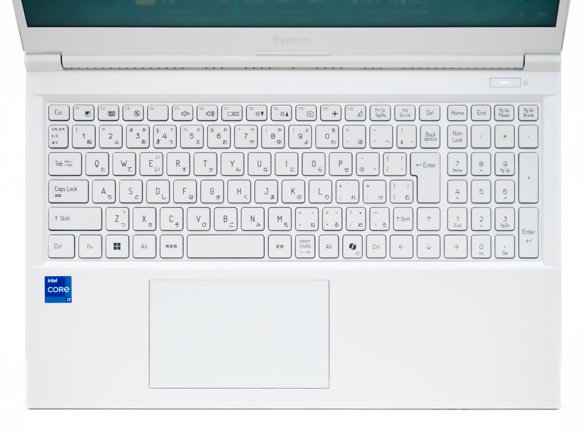 ミルキーホワイトの筐体が新鮮！ メモリたっぷりで動画編集も快適な高