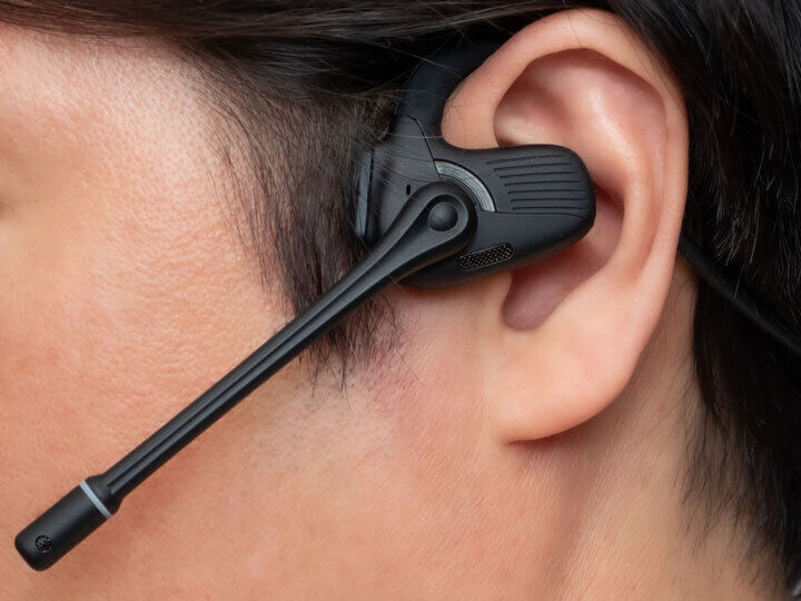 街中の雑踏がまるで無人の会議室のように！？ AIで雑音を除去して