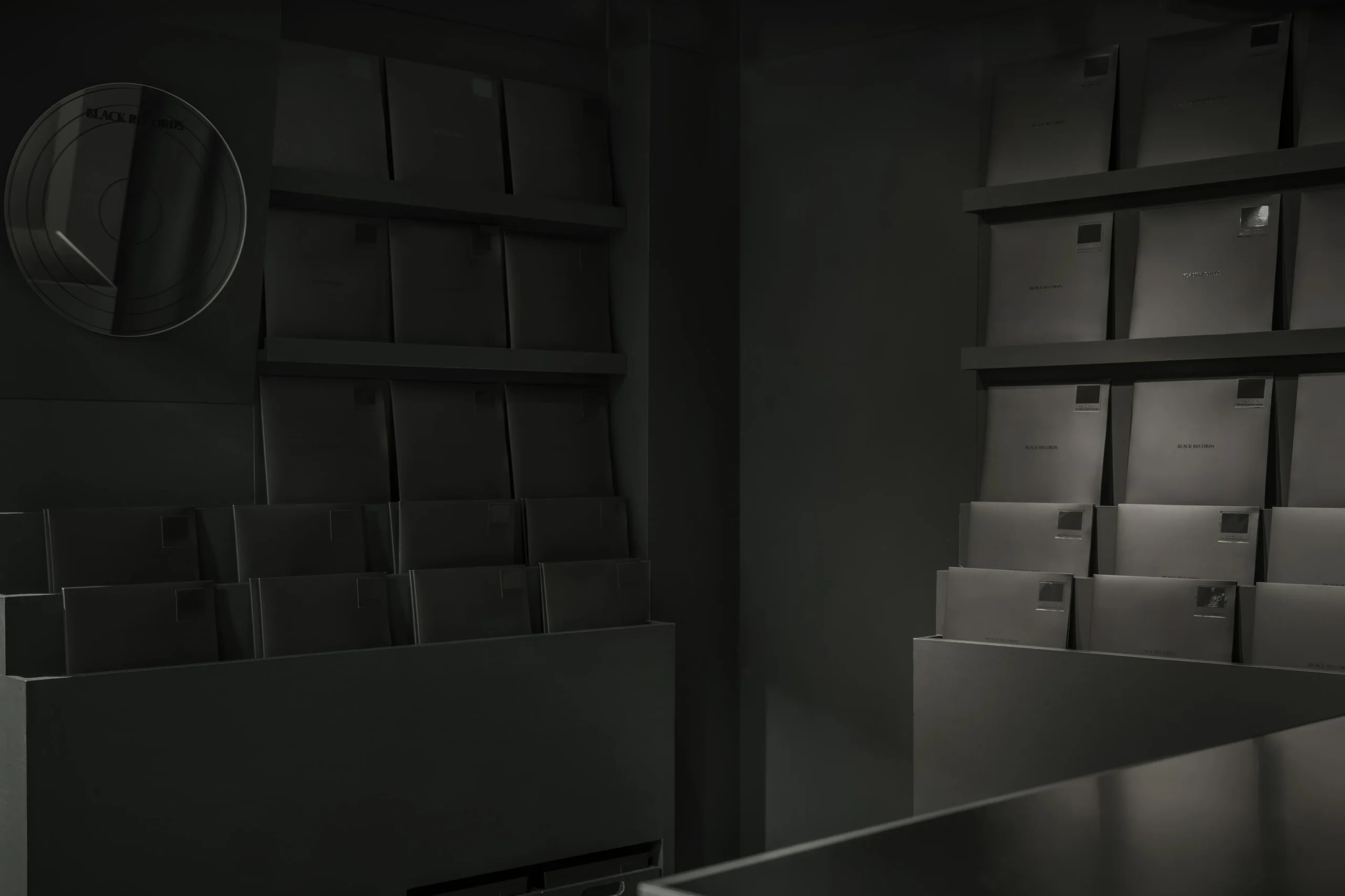 渋谷に出現した「視覚情報なし」の黒塗りアートワークのレコード店