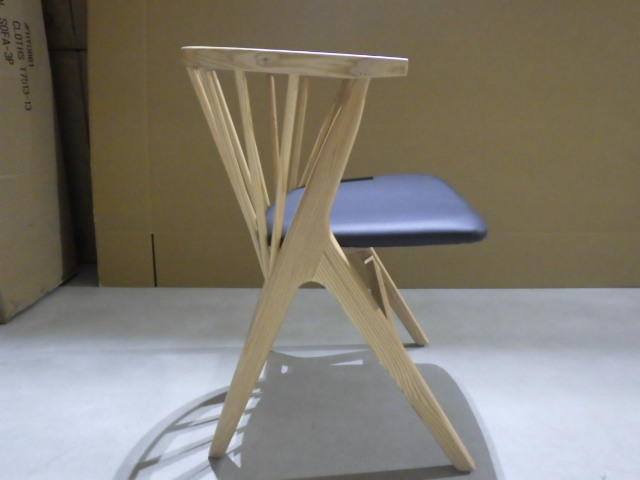 新入荷ダイニングチェアの御紹介 高級感漂う木製スピンドルバック