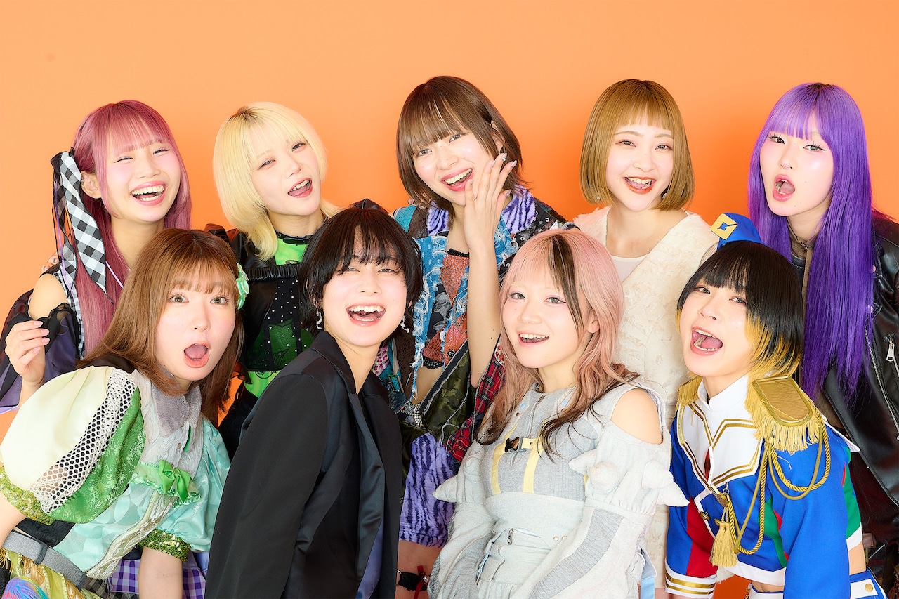 SUPER☆DRAGONに歩み寄る超特急のタクヤ、カイ、リョウガ。 [画像