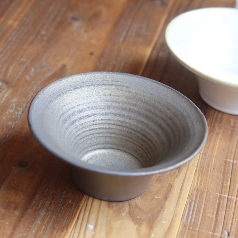 徳永遊心窯 色絵白椿 飯碗 三角 大 - 作家ものの器と生活雑貨 on-la