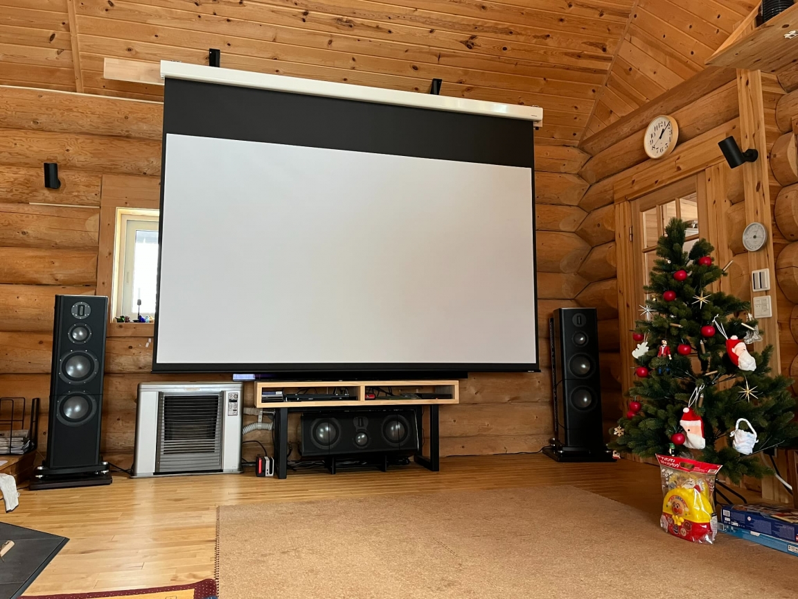 木のぬくもり溢れるシアタールームにAVアンプを追加導入｜CAVIN 大阪屋