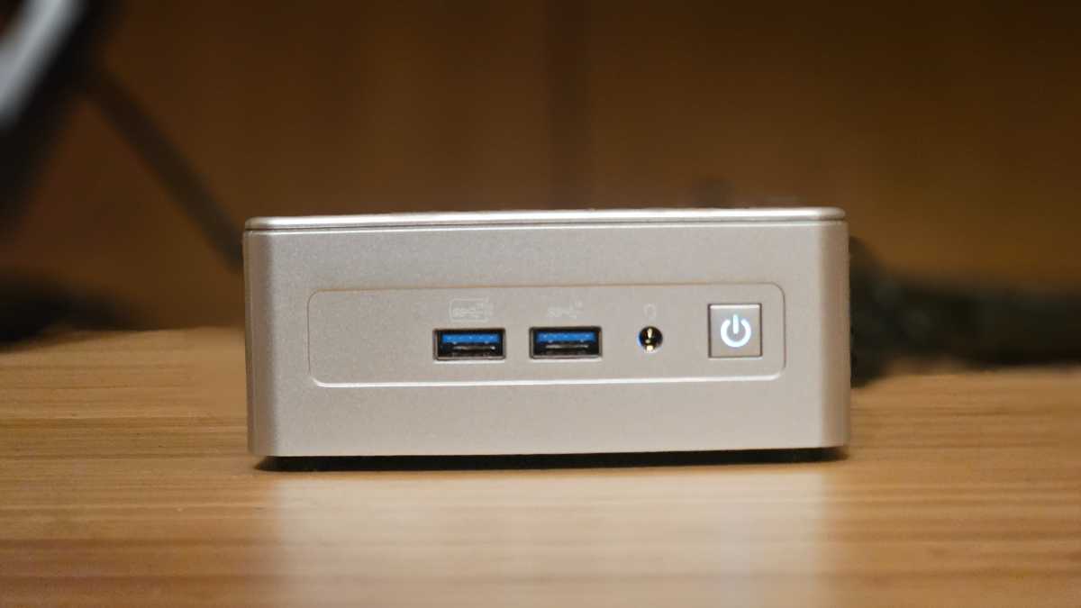 GEEKOM NUC AE8 レビュー：Ryzen9 8945HS搭載のミニPC、小型でもゲーム