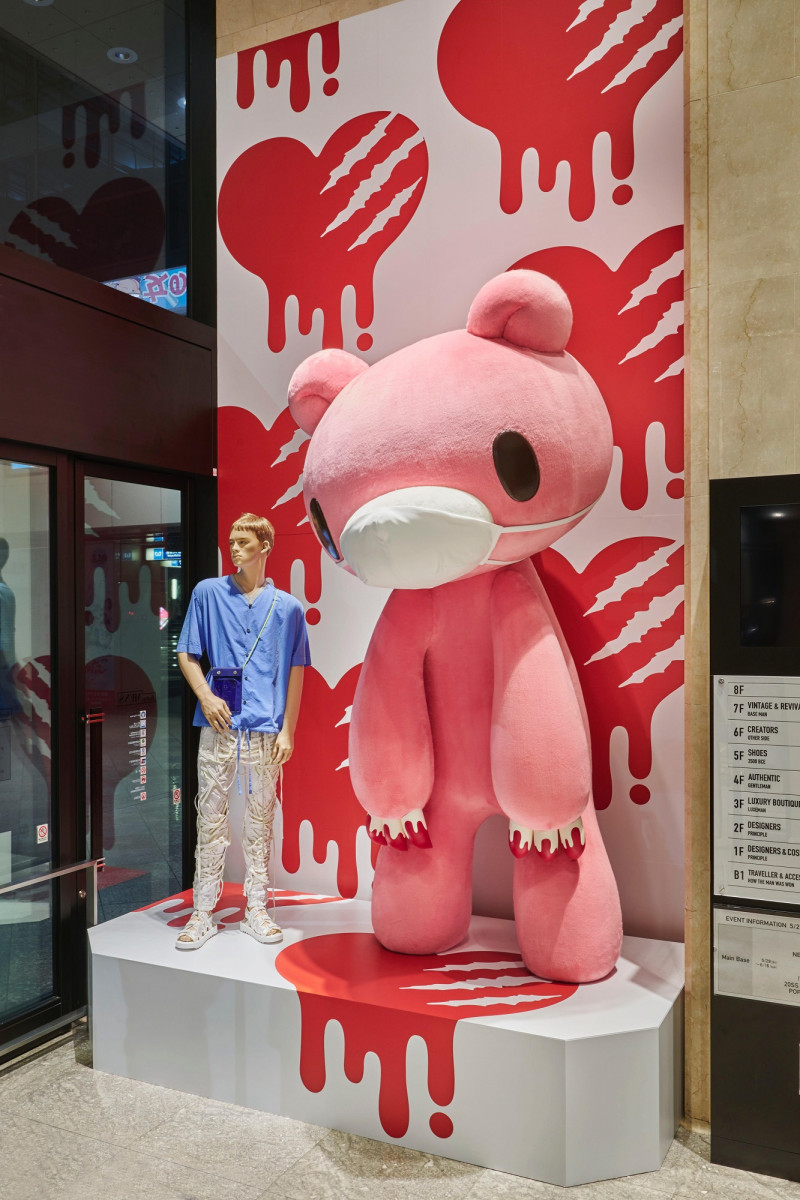 祝20周年！『いたずらぐまのグル～ミ～』巨大ピンクくまがマスク姿で