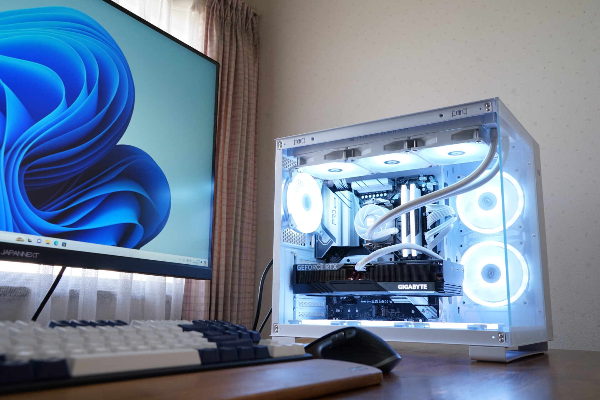 ゲーミングPC組み立て代行】流行のピラーレスケースを採用。白い